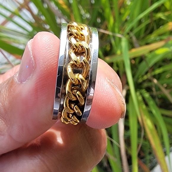 STAINLESS STEEL Men's Spinner Ring with gold-tone spinner chain. Size 8. - Picture 2 of 6